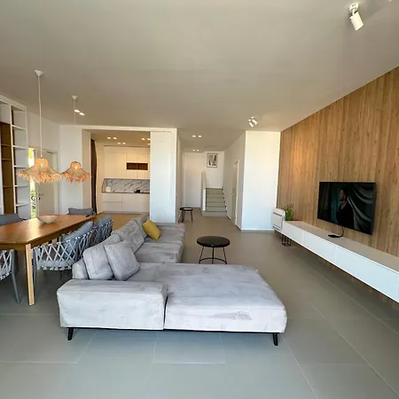 Queens Luxury 127 B Dhermi