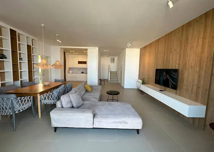 Queens Luxury 127 B Dhërmi
